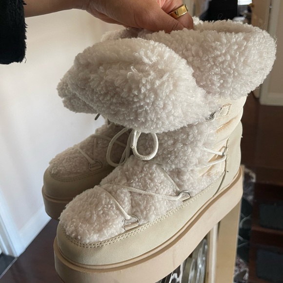 Forever21 Mickey Mouse shearling winter snow boots - Picture 5 of 9